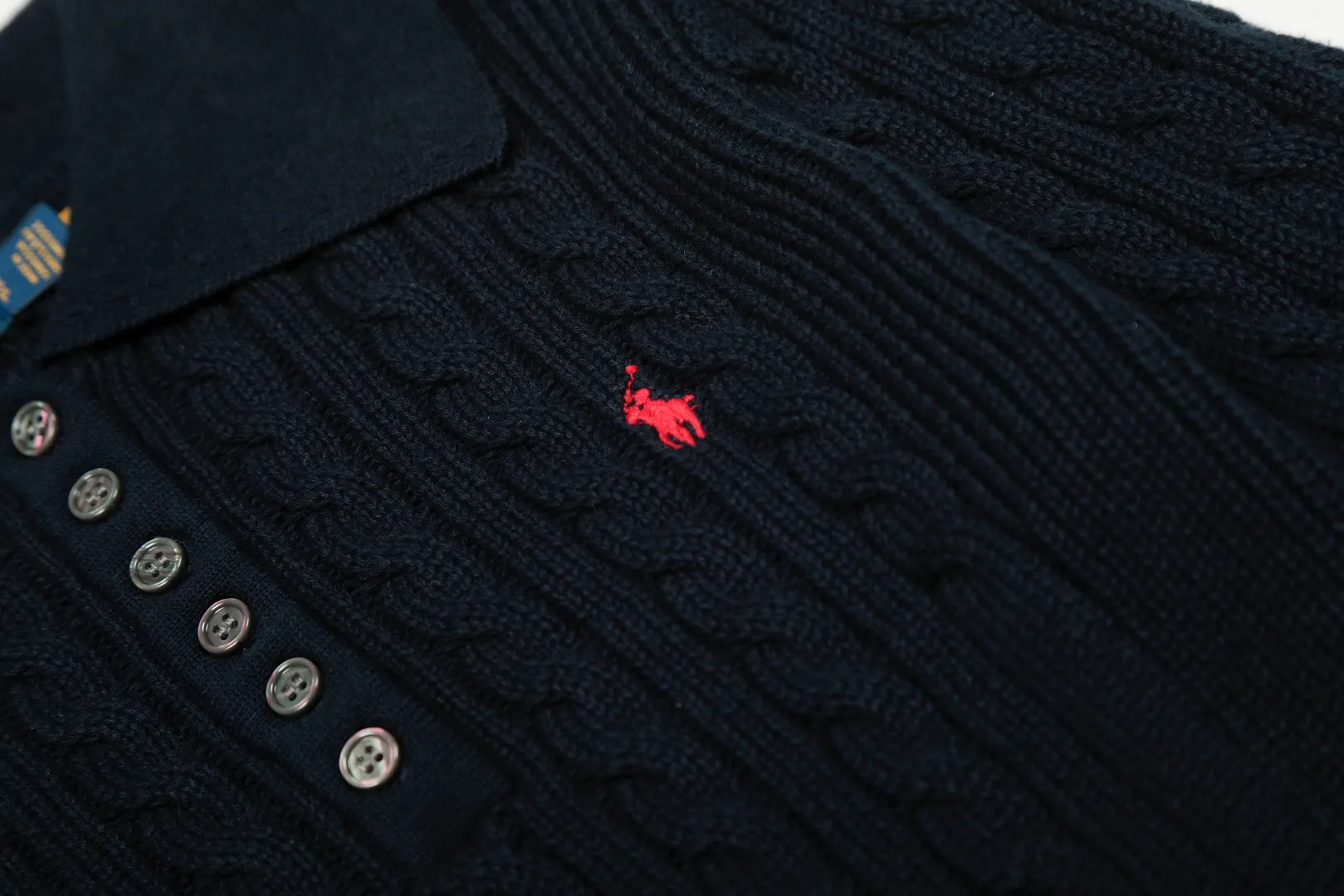 P250 top quality" Style number: DS050# (not off the shelves all year round) [Ralph Lauren lapel twist solid color basic pony embroidery logo goddess sweater] ✅Ralph Lauren Ralph Lauren goddess slim fit POLO lapel twist knit open chest autumn and winter sweater ✅Main supplier platform live broadcast Wholesale entity Wholesale entity Replenish when out of stock Not off the shelf ✅ZP quality 1:1 version Scan the code to enter the GF website Counter quality ✅Details and quality are the only one in Guangzhou. Imported quality cotton yarn, focusing on high-end, cost-effective, good quality needless to say. ✅Restore the original version. The maximum size can be worn up to 150 pounds. Loose, comfortable and stress-free. ✅The upper body is simple and easy to put on. A must-have for goddess ootd. Good-looking clothes are never picky. A must-have in the goddess's wardrobe. Size: S-XL. Color: black, milky white, gray, navy blue, burgundy.